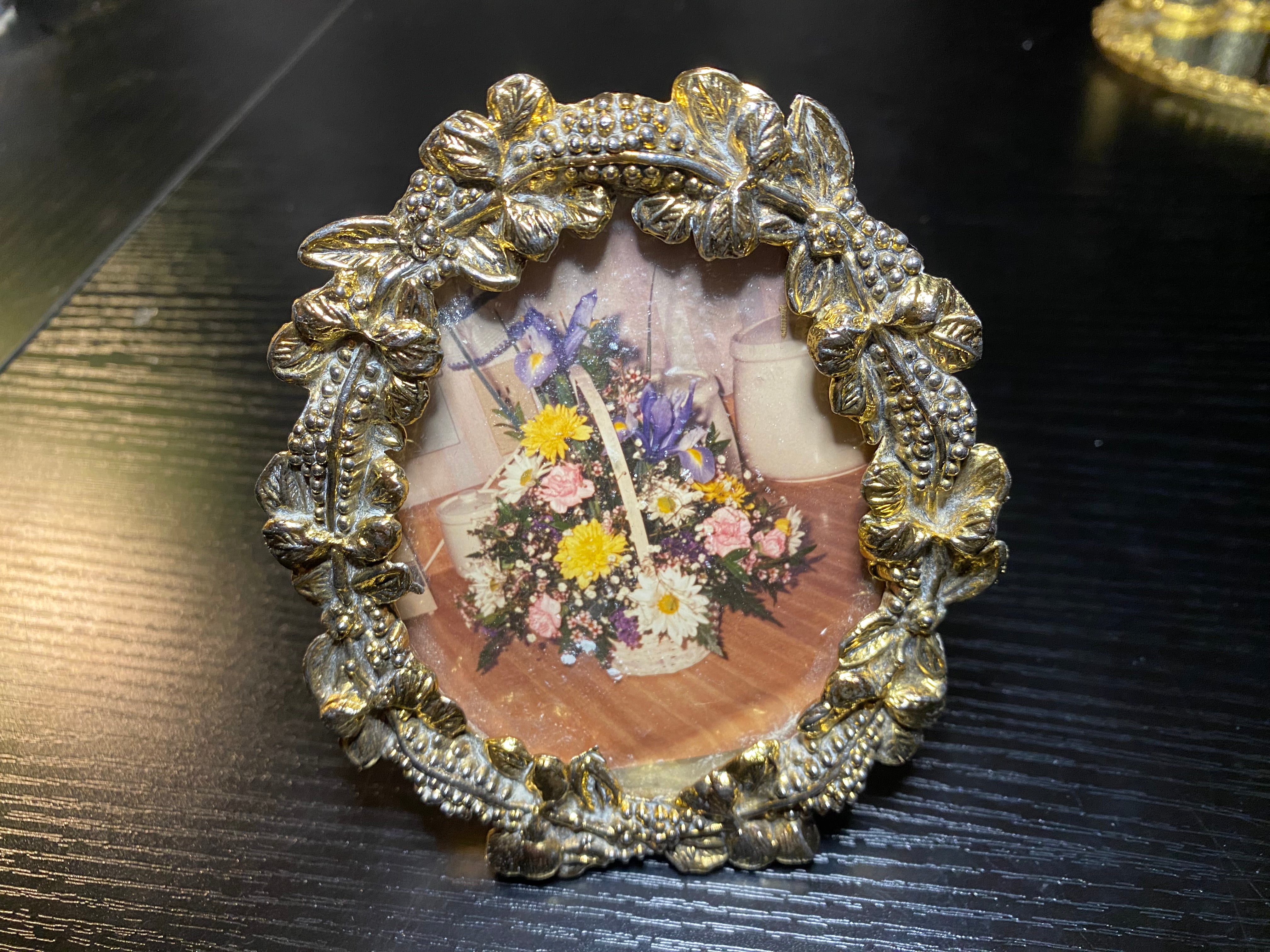 Hauntingly beautiful vanity item, floral picture